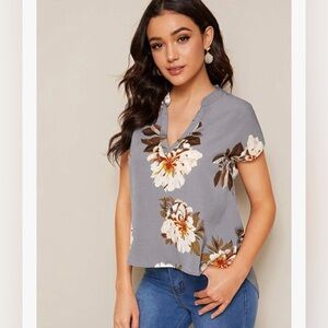 Floral Notch-Neck Short Sleeve Top in Gray
